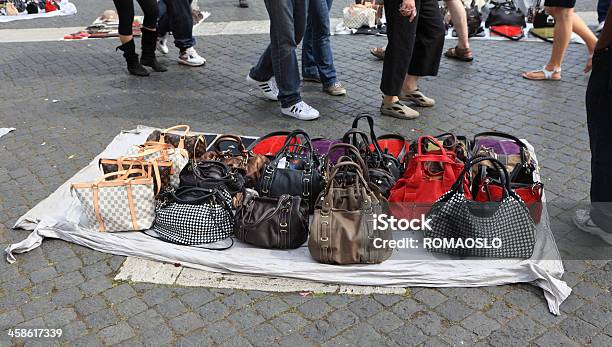 Продажа Искусственный Дизайнерские Сумки На Улице В Риме Италия — стоковые фотографии и другие картинки Louis Vuitton - Designer Label