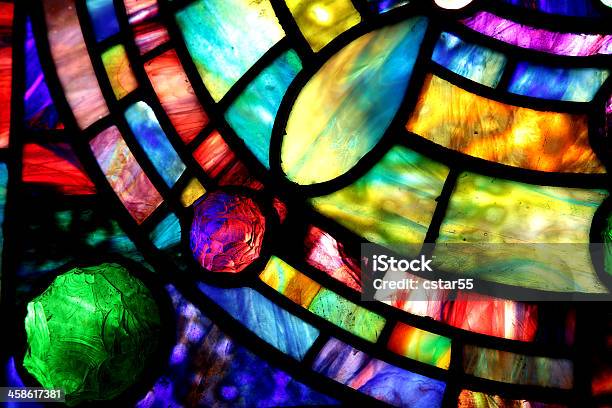 Макро Tiffany Stained Glass Window — стоковые фотографии и другие картинки Цветное стекло - Цветное стекло, Церковь, Без людей