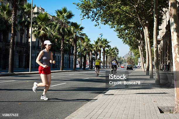 Trote En Barcelona Foto de stock y más banco de imágenes de Adulto - Adulto, Aerobismo, Andar en bicicleta