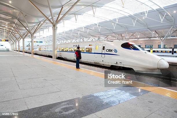 China En La Estación De Tren De Alta Velocidad Foto de stock y más banco de imágenes de Tren de alta velocidad - Tren de alta velocidad, China, Shanghái