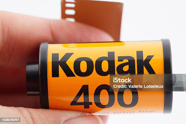 Kodak Filme Fotográfico 35 Mm Em Mão - Fotografias de stock e mais imagens de Bilha - Bilha, Bobina, Conceito