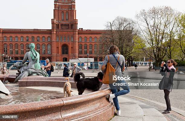 Foto de Neptun Fonte E Prefeitura De Berlim Alemanha e mais fotos de stock de Alemanha - Alemanha, Alexanderplatz, Arranjar