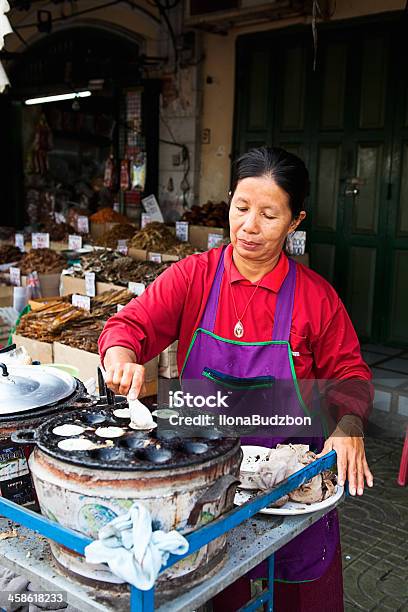 Bangkok Street Alimentos Proveedor Foto de stock y más banco de imágenes de Adulto - Adulto, Alimento, Asia