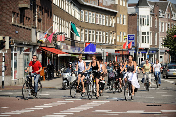 kuvapankkikuvat ja rojaltivapaat kuvat aiheesta pyöräilijät ylittämässä risteystä utrechtissa alankomaissa - shopping street in utrecht netherlands