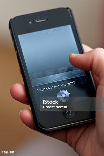 Siri - Fotografias de stock e mais imagens de Telefone Inteligente - Telefone Inteligente, iPhone, Aplicação móvel