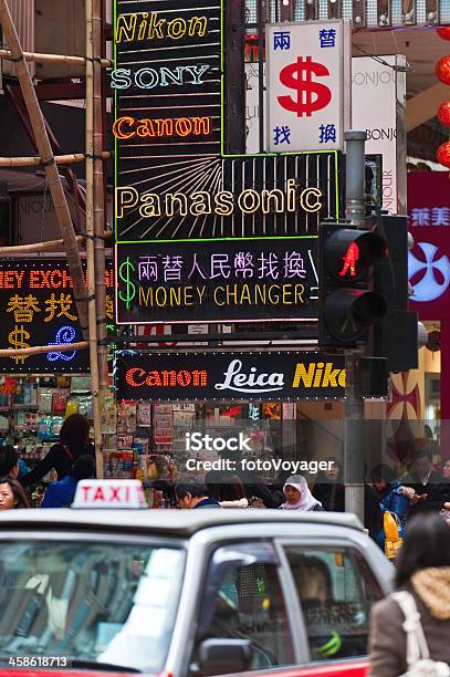 Lotado Sinais De Néon Na Rua Da Cidade De Hong Kong - Fotografias de stock e mais imagens de Adulto