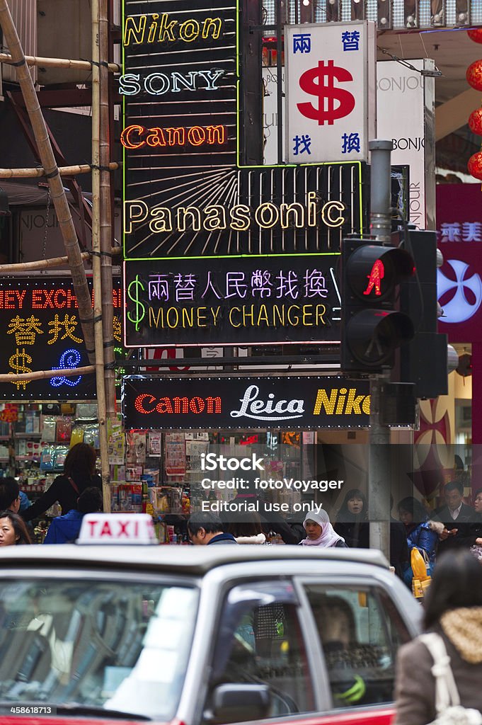 Неоновый указателям на переполненном городе Улица Hong Kong - Стоковые фото Leica Camera роялти-фри