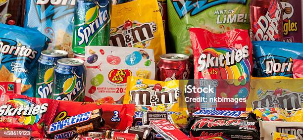 Grupo Grande De Objetos Cotidianos Panorama De Alimentos Foto de stock y más banco de imágenes de Caramelos Skittles