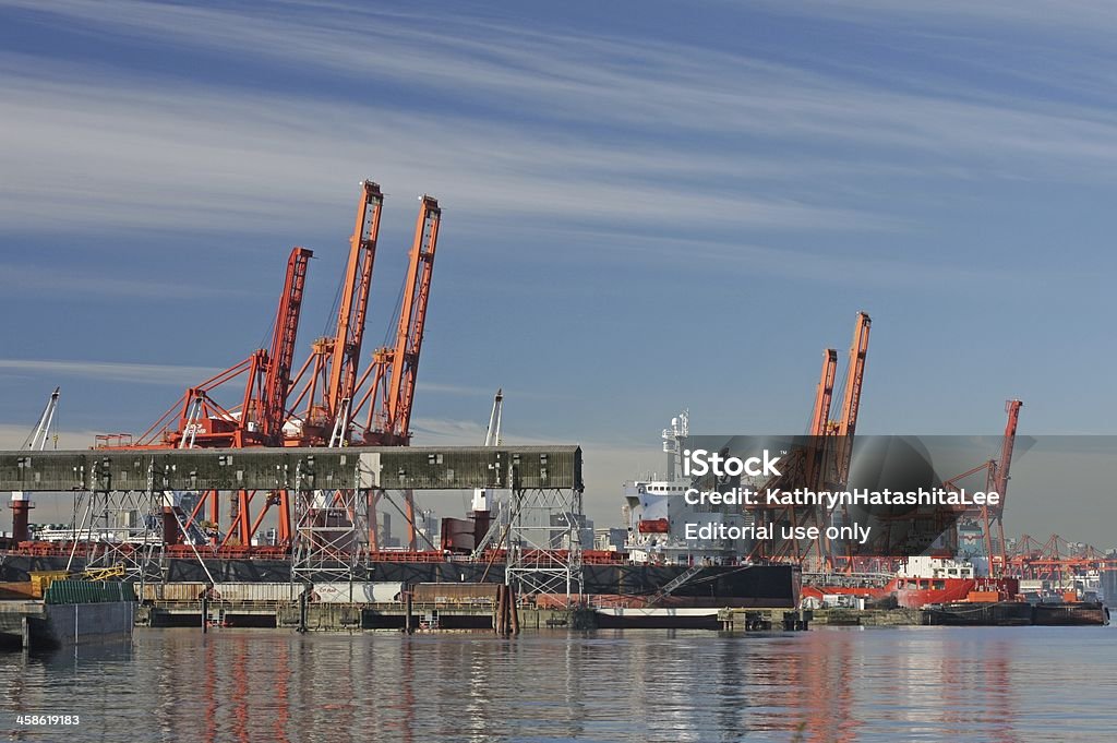 Gru industriale presso il porto di Vancouver in Burrard ingresso della metropolitana, Canada - Foto stock royalty-free di Acqua