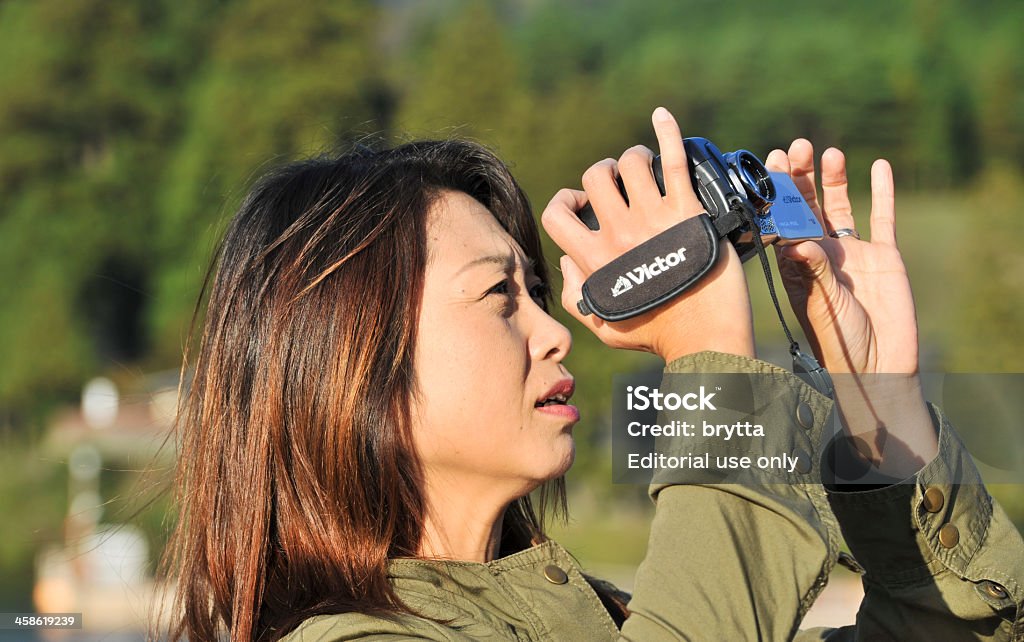Asiatische Frau Film mit Videokamera von JVC untergebracht ist. - Lizenzfrei Asiatische Kultur Stock-Foto