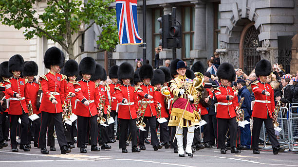 grenadier guards défiler sur le jubilé de diamant de la reine procession d'état - queen jubilee crowd london england photos et images de collection