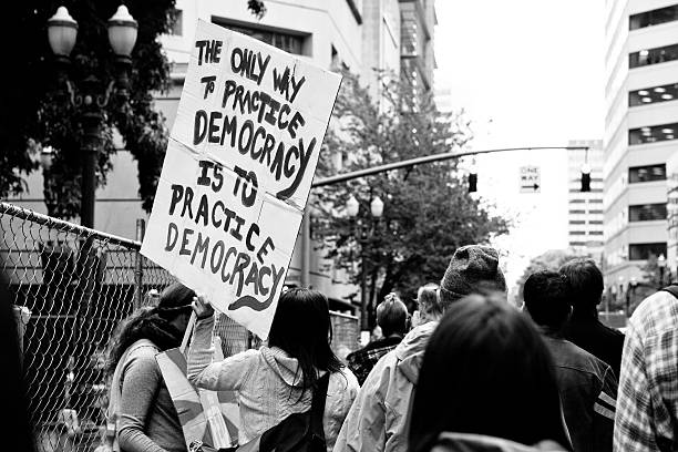 prática da democracia - protest editorial people travel locations - fotografias e filmes do acervo