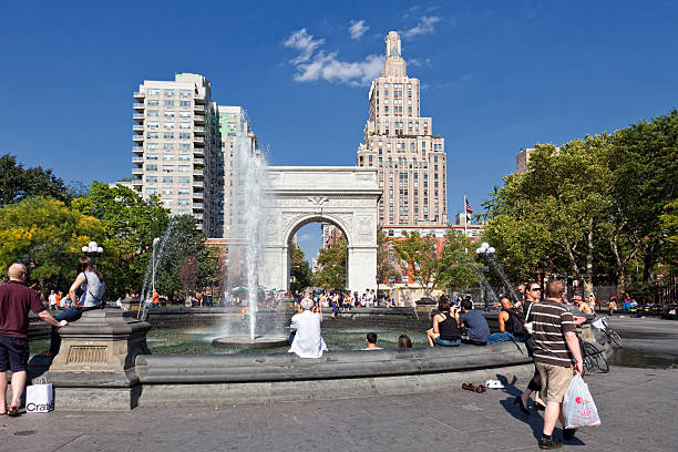 washington square park in new york city - washington square triumphal arch stock-fotos und bilder