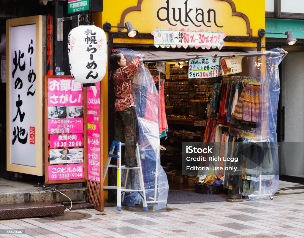 Giapponese Shopkeeper di Shinjuku - Foto stock royalty-free di Affari