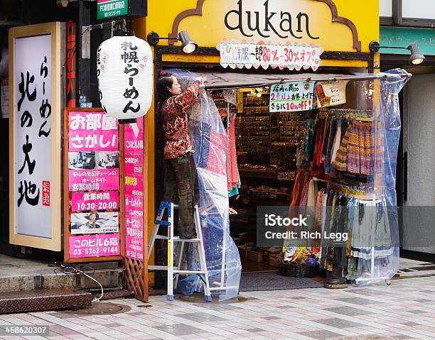 Giapponese Shopkeeper Di Shinjuku - Fotografie stock e altre immagini di Affari - Affari, Cultura giapponese, Giappone