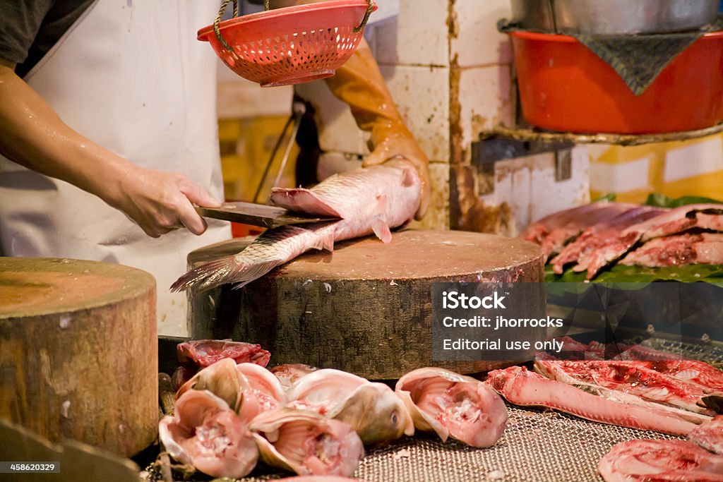 Fishmonger, Hong Kong mercado - Foto de stock de Alimento libre de derechos