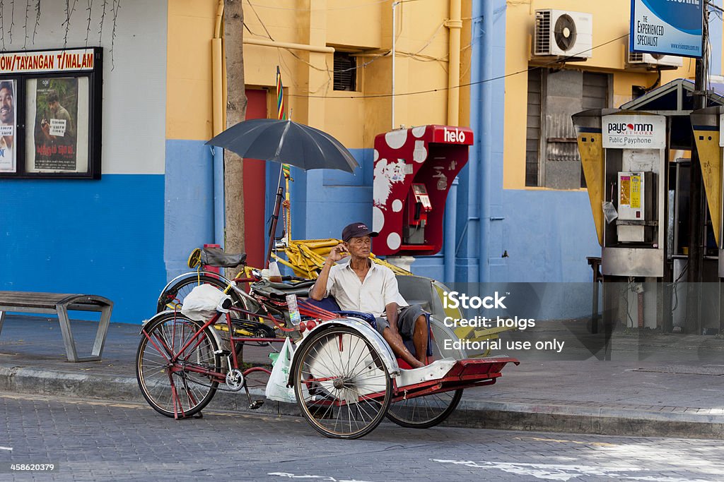 Motorista de Riquexó espera de passageiros no Georgetown, de Penang - Royalty-free 70 anos Foto de stock