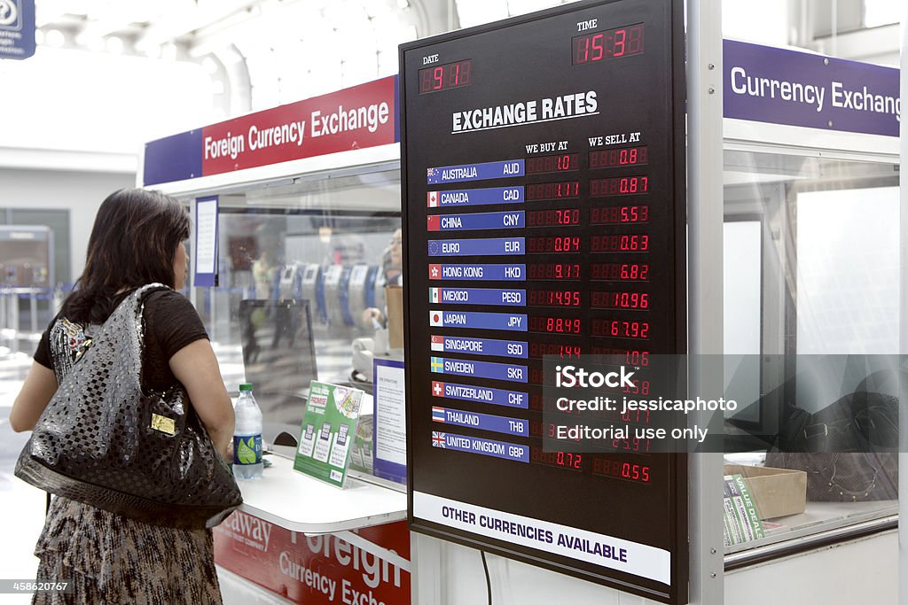 Femme devant le kiosque de change pour devises étrangères - Photo de Taux de change libre de droits