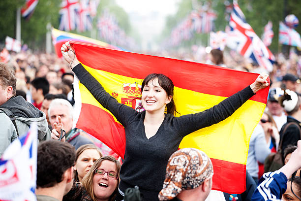 честь королевская свадьба - nobility wedding crowd british flag стоковые фото и изображения