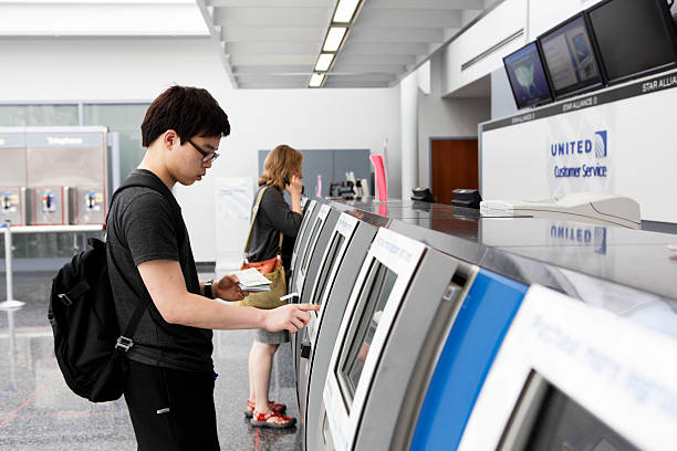 reisende nutzung automatischer check-in-automaten - airport usa business ohare airport stock-fotos und bilder