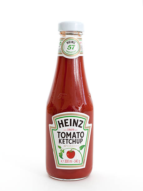 heinz catchup de tomate - ketchup brand name isolated on white isolated - fotografias e filmes do acervo