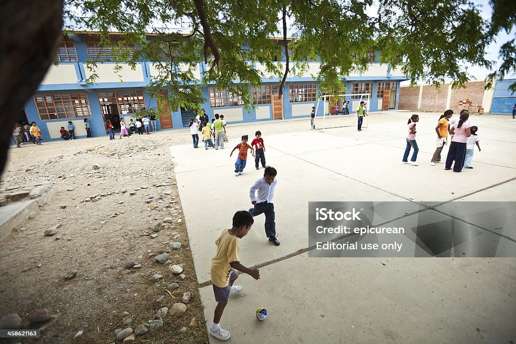 Crianças jogar futebol em uma escola primária no Peru - Royalty-free Pátio de Escola Foto de stock