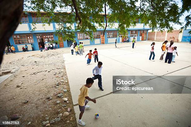 Crianças Jogar Futebol Em Uma Escola Primária No Peru - Fotografias de stock e mais imagens de Pátio de Escola