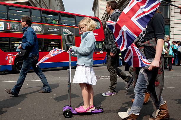 girl riding scooter en londres, en el día de boda real - nobility crowd wedding british flag fotografías e imágenes de stock