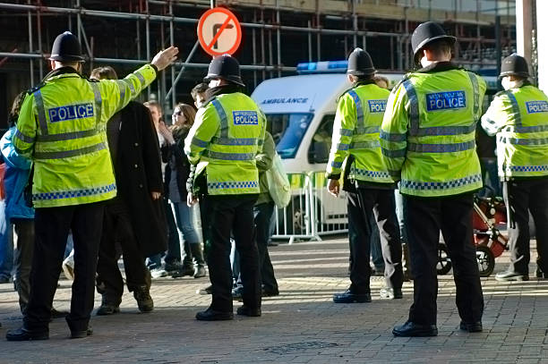 Agentes de polícia britânica bloquear o caminho - foto de acervo