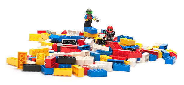 pila de lego cuadras con astronauta estatuillas en el piso superior - lego toy close up characters fotografías e imágenes de stock