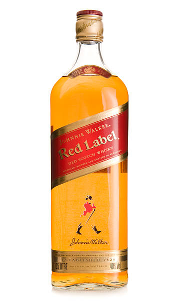 bouteille de whisky johnnie walker - johnnie walker scotch whisky whisky alcohol photos et images de collection