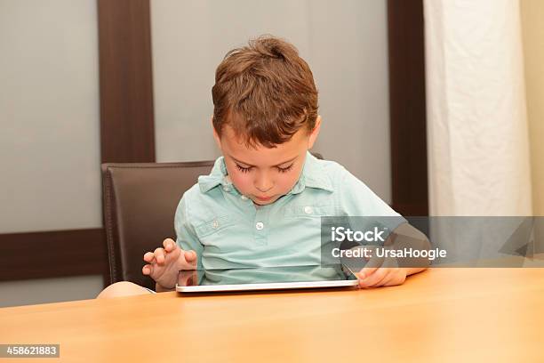 Bambino Giocano Con Un Apple Ipad - Fotografie stock e altre immagini di 2-3 anni - 2-3 anni, Ambientazione interna, Assistenza