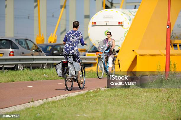 Photo libre de droit de Deux Femmes À Vélo Vers Et Depuis Hogeweidebrug À Utrecht banque d'images et plus d'images libres de droit de Adulte