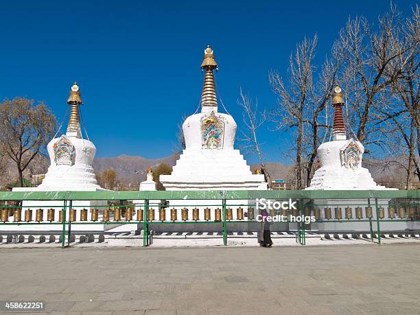 Palácio De Potala Branco Stupas - Fotografias de stock e mais imagens de Adulto - Adulto, Ao Ar Livre, Arquitetura