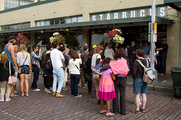 оригинальные кофе starbucks на место на рынке - starbucks sign coffee seattle стоковые фото и изображения