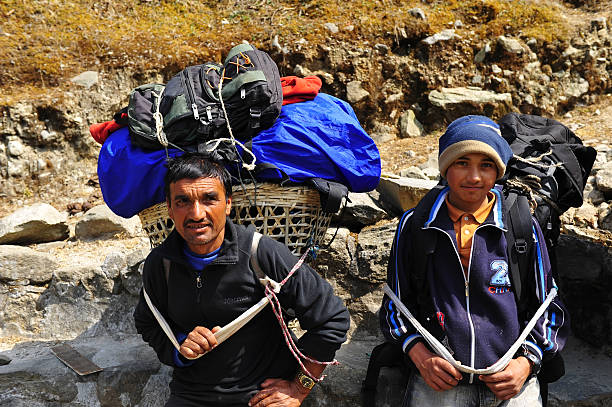 trabalhador nepalesa - lukla imagens e fotografias de stock