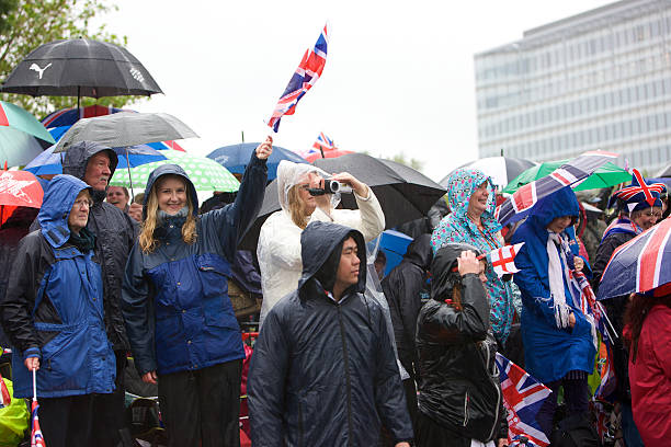 foule à la rivière pageant jubilé de diamant - queen jubilee crowd london england photos et images de collection