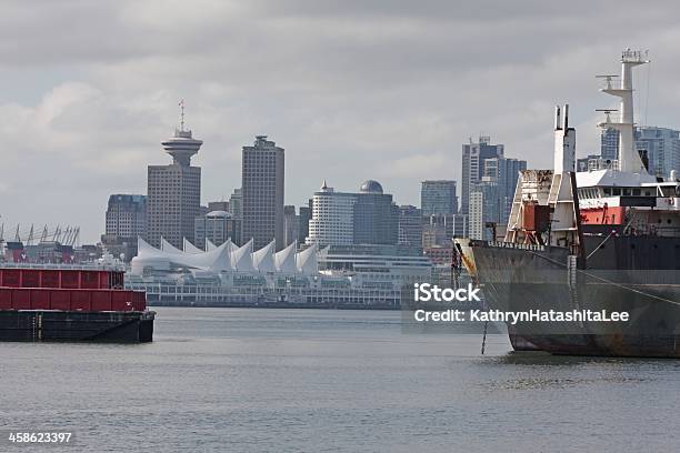 Embarcación Industrial Y Del Centro De La Ciudad El Puerto De Vancouver Canadá Burrand Entrada Foto de stock y más banco de imágenes de Aire libre