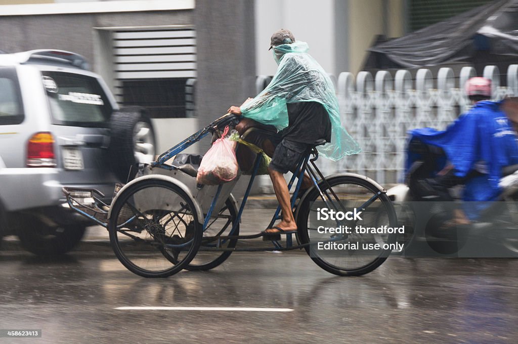 Équitation dans la pluie - Photo de Asiatique du Sud-Est libre de droits