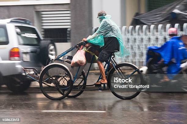 Photo libre de droit de Équitation Dans La Pluie banque d'images et plus d'images libres de droit de Asiatique du Sud-Est - Asiatique du Sud-Est, Asie, Asie du Sud-Est