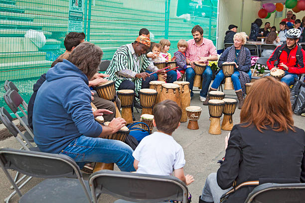 batteur enseigner admirer les tambours africains à glasgow - men editorial musician music photos et images de collection