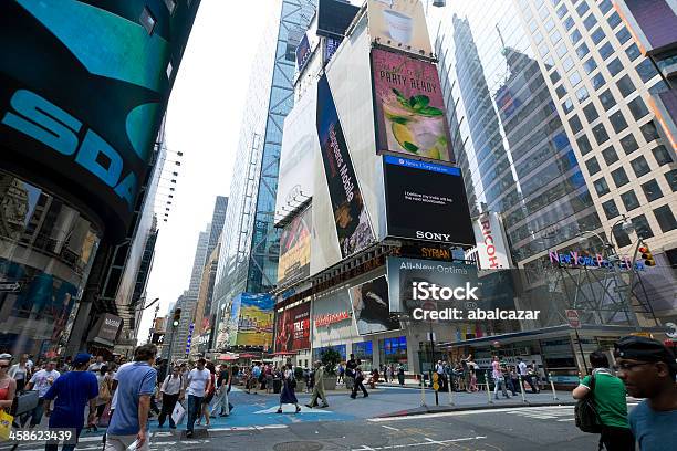 Photo libre de droit de Été À Times Square banque d'images et plus d'images libres de droit de Affaires - Affaires, Affichage dynamique, Affluence