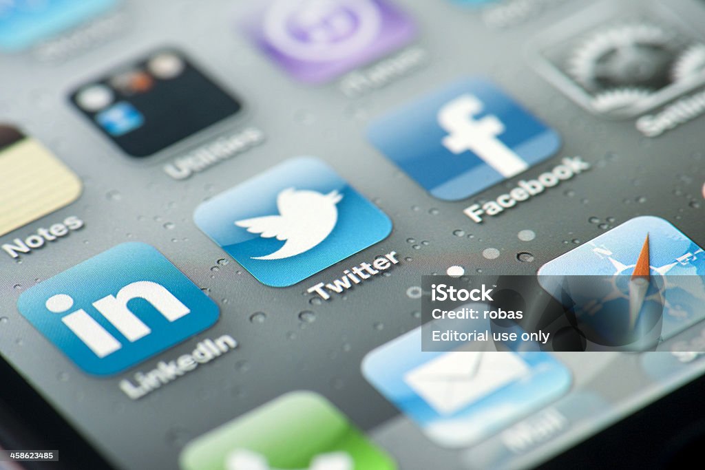 Três ícones de mídia social na tela do iPhone - Foto de stock de LinkedIn royalty-free