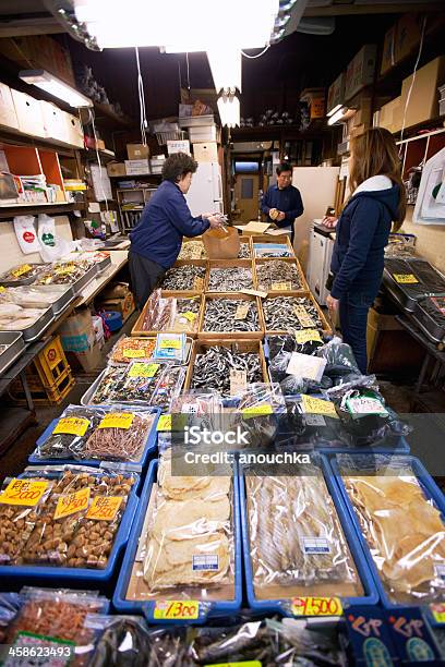 Servir Os Clientes Fornecedores Mercado De Peixe De Tsukiji Tóquio - Fotografias de stock e mais imagens de Mercado de peixe de Tsukiji