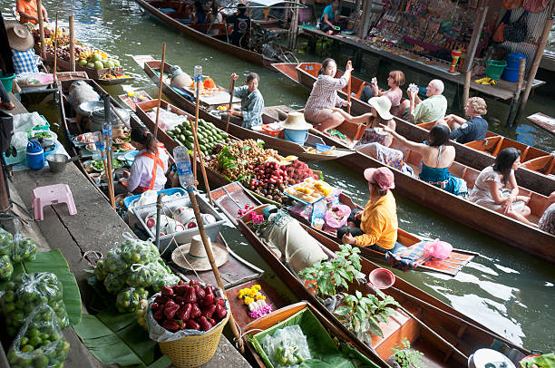 marché flottant de damnoen saduak, thaïlande - damnoen saduak floating market photos et images de collection