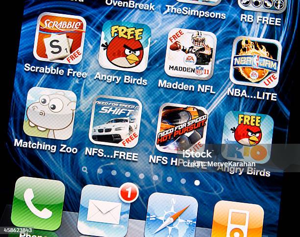 Juegos En Iphone 4 Foto de stock y más banco de imágenes de Angry Birds - Videojuego - Angry Birds - Videojuego, Aplicación para móviles, Comunicación global