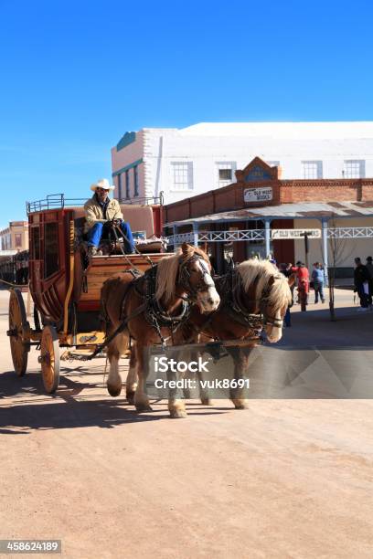 Horse Patines En Dirección A Tombstone Foto de stock y más banco de imágenes de Adulto - Adulto, Adulto maduro, Aire libre