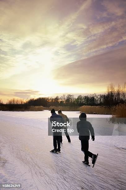 Di Pattinaggio Su Ghiaccio In Un Tramonto - Fotografie stock e altre immagini di Composizione verticale - Composizione verticale, Cultura olandese, Culture