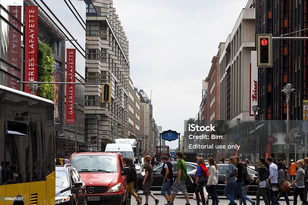 Fußgänger überqueren geschäftigen Einkaufsstraße, der Friedrichstrasse, Berlin, Deutschland - Lizenzfrei Berlin Stock-Foto