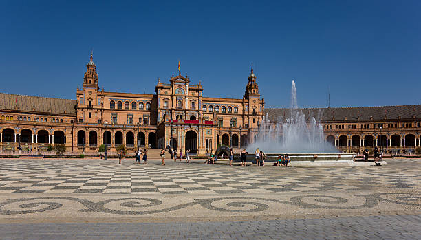 brunnen auf der plaza de españa in sevilla, spanien - seville sevilla fountain palacio espanol stock-fotos und bilder